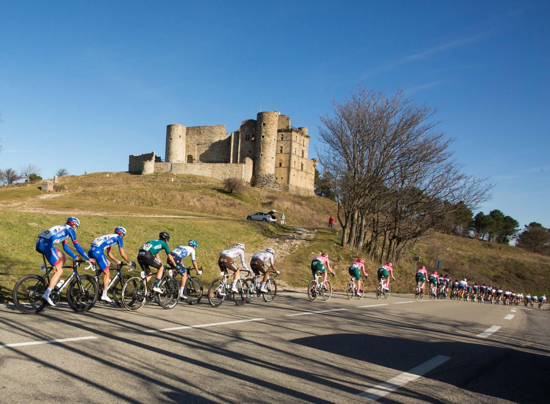 Le peloton au pied d’un château médiéval gardois